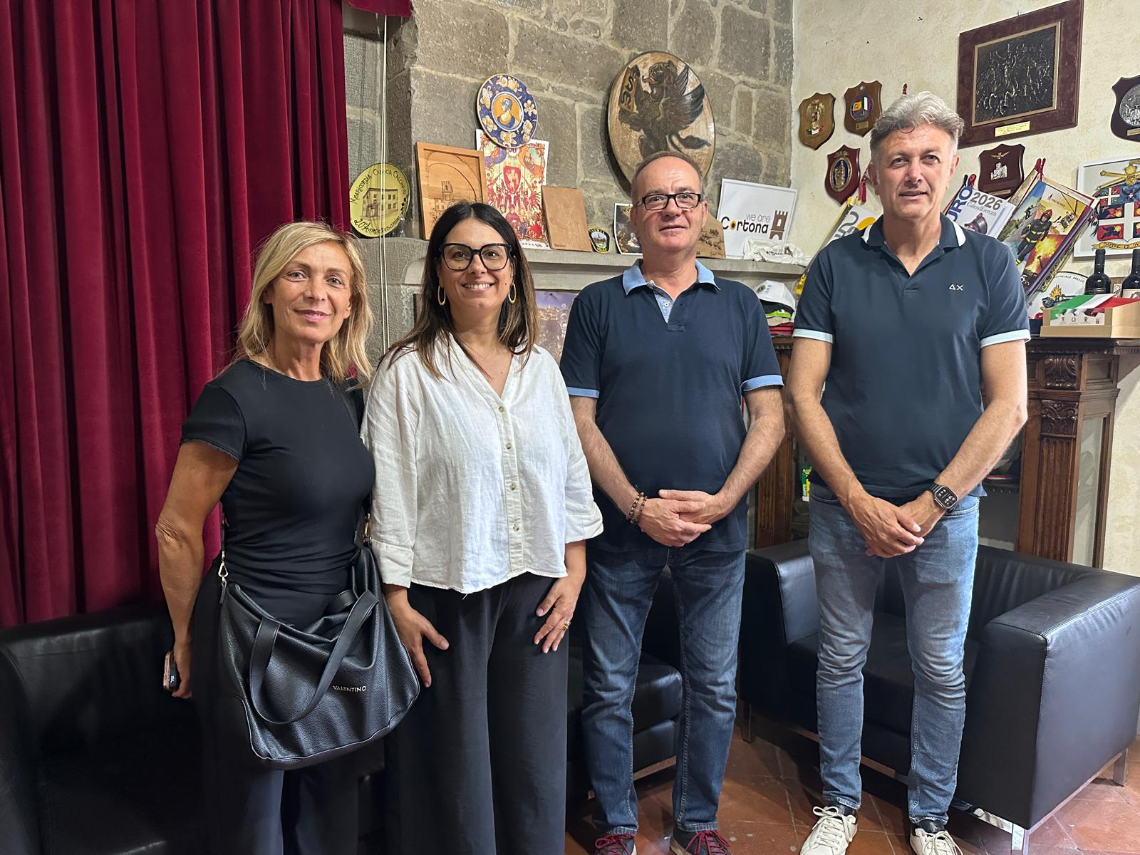 Al centro il sindaco di Cortona Luciano Meoni e l'interprete Lis Alessandra Cristofani, ai lati Maurizio Zuccari, vice presidente Ente nazionale sordi di Arezzo con la moglie Sonia Barellai